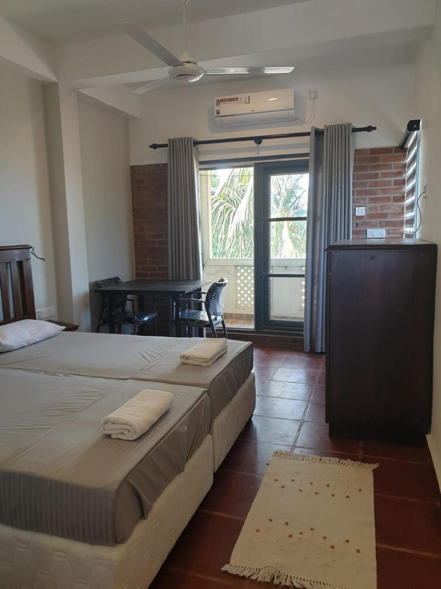 Hotel Janishi Residencies Negombo Esterno foto