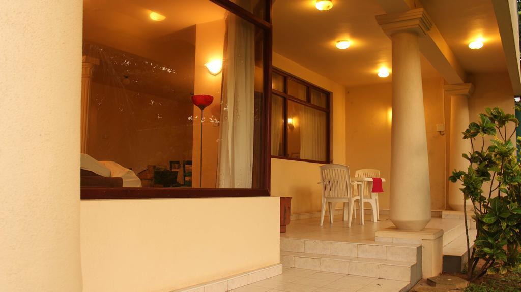 Hotel Janishi Residencies Negombo Esterno foto