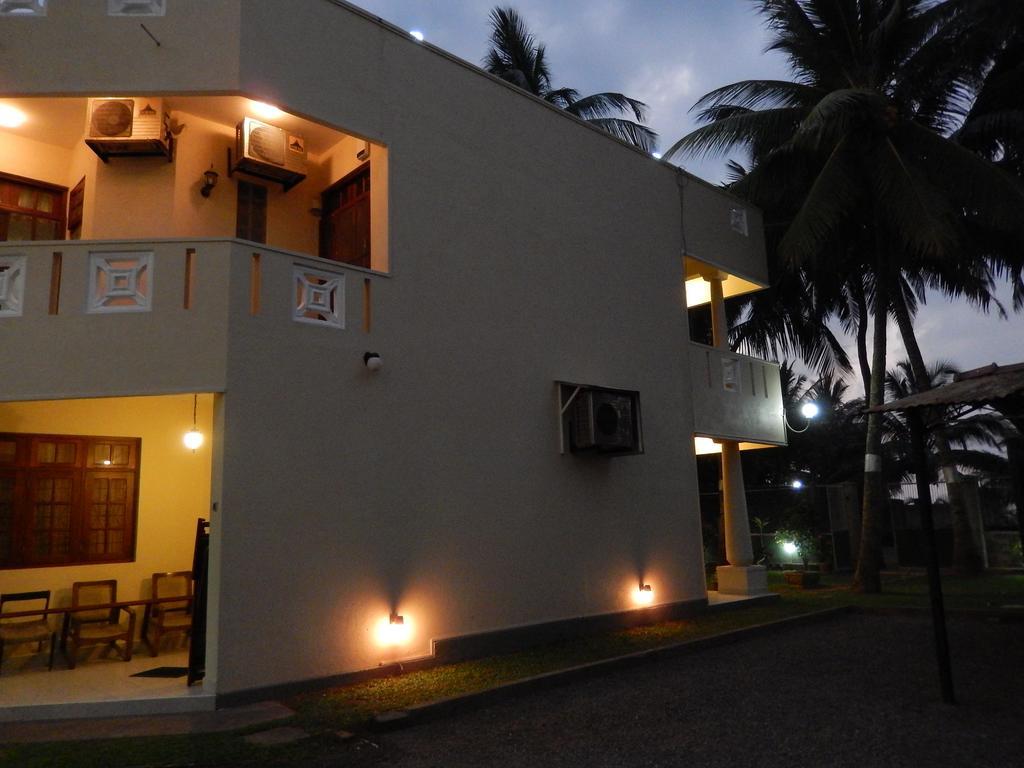 Hotel Janishi Residencies Negombo Esterno foto