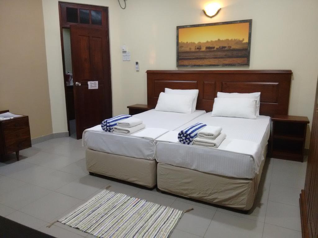 Hotel Janishi Residencies Negombo Esterno foto