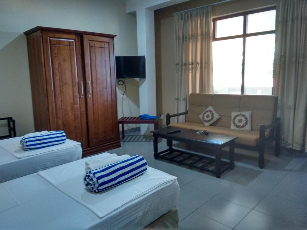 Hotel Janishi Residencies Negombo Esterno foto