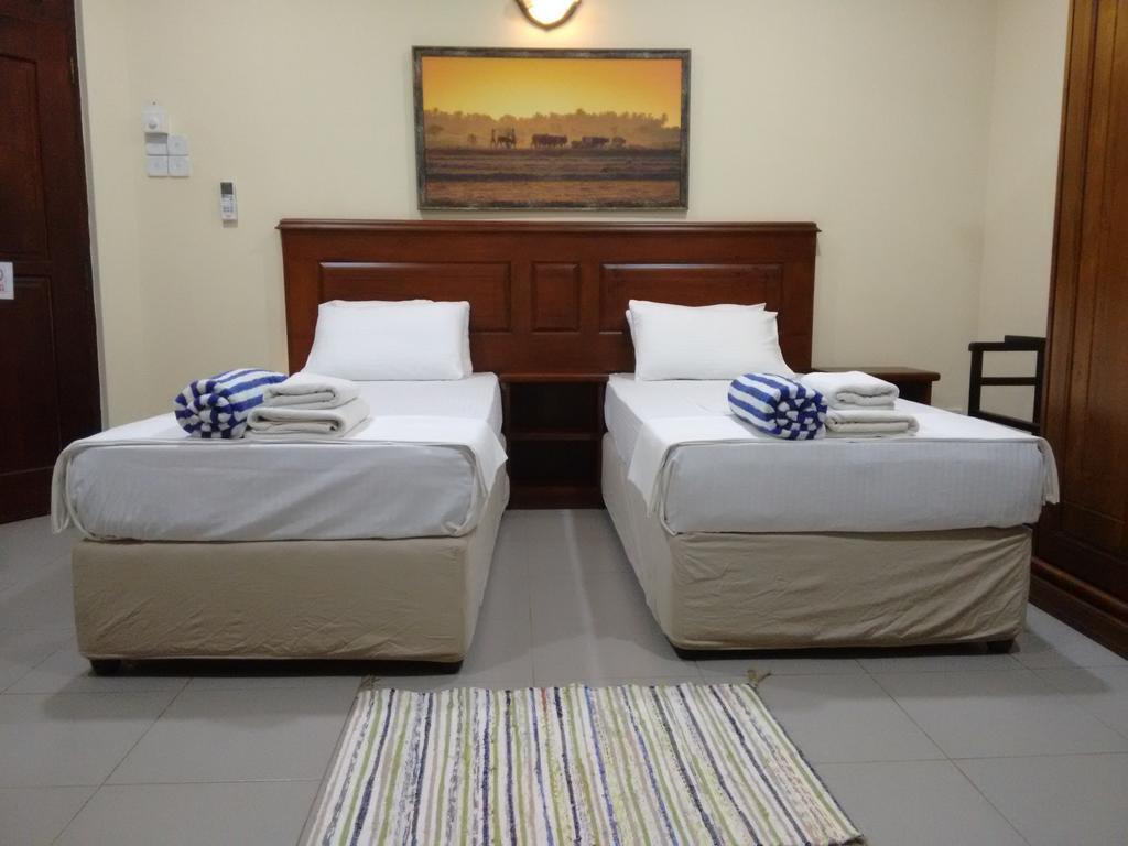 Hotel Janishi Residencies Negombo Esterno foto