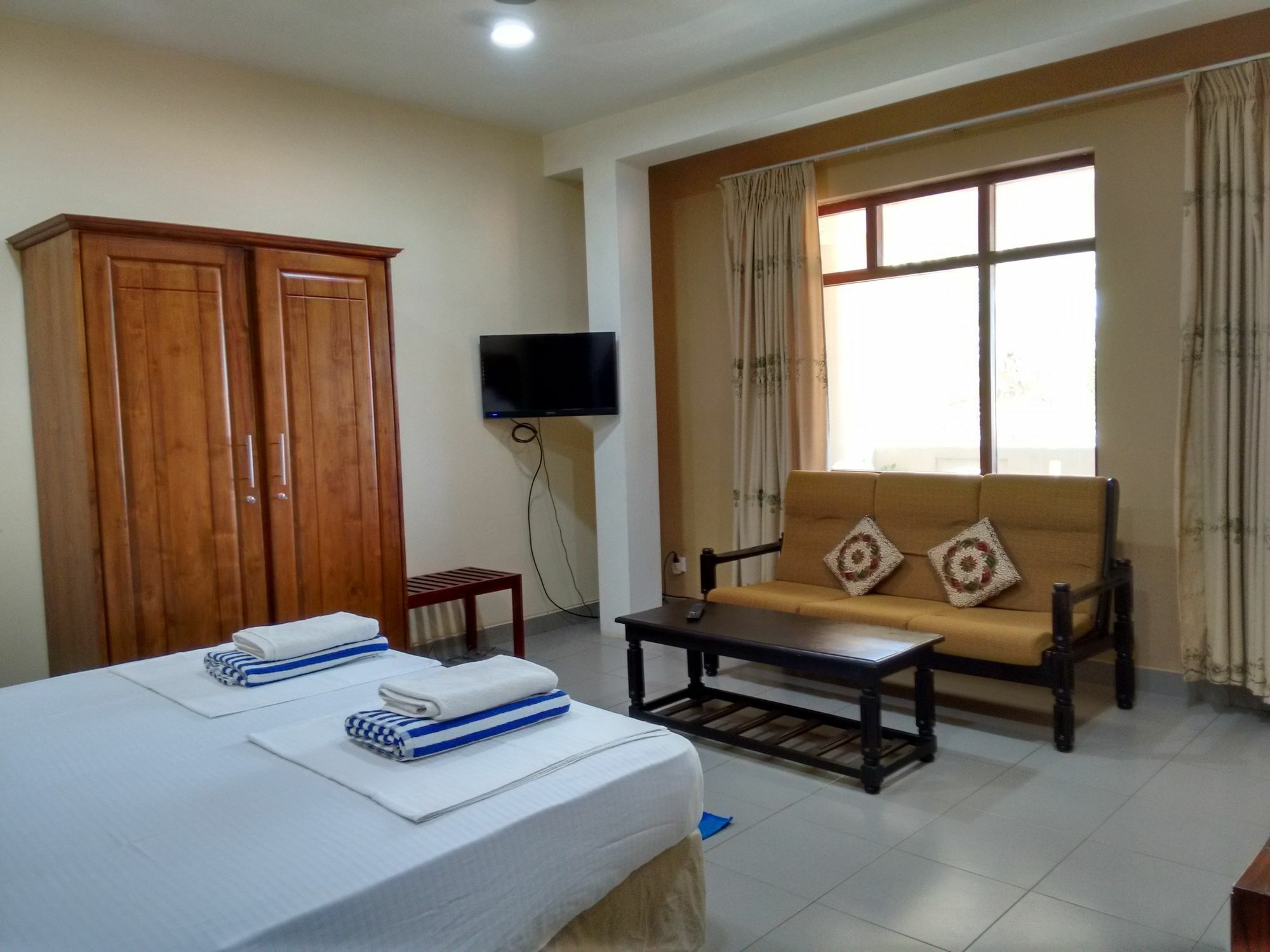 Hotel Janishi Residencies Negombo Esterno foto